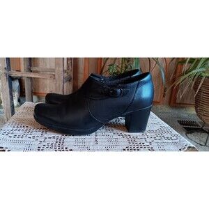 Clarks bendables size 8 black leather bootie shoe with 2.5" heel